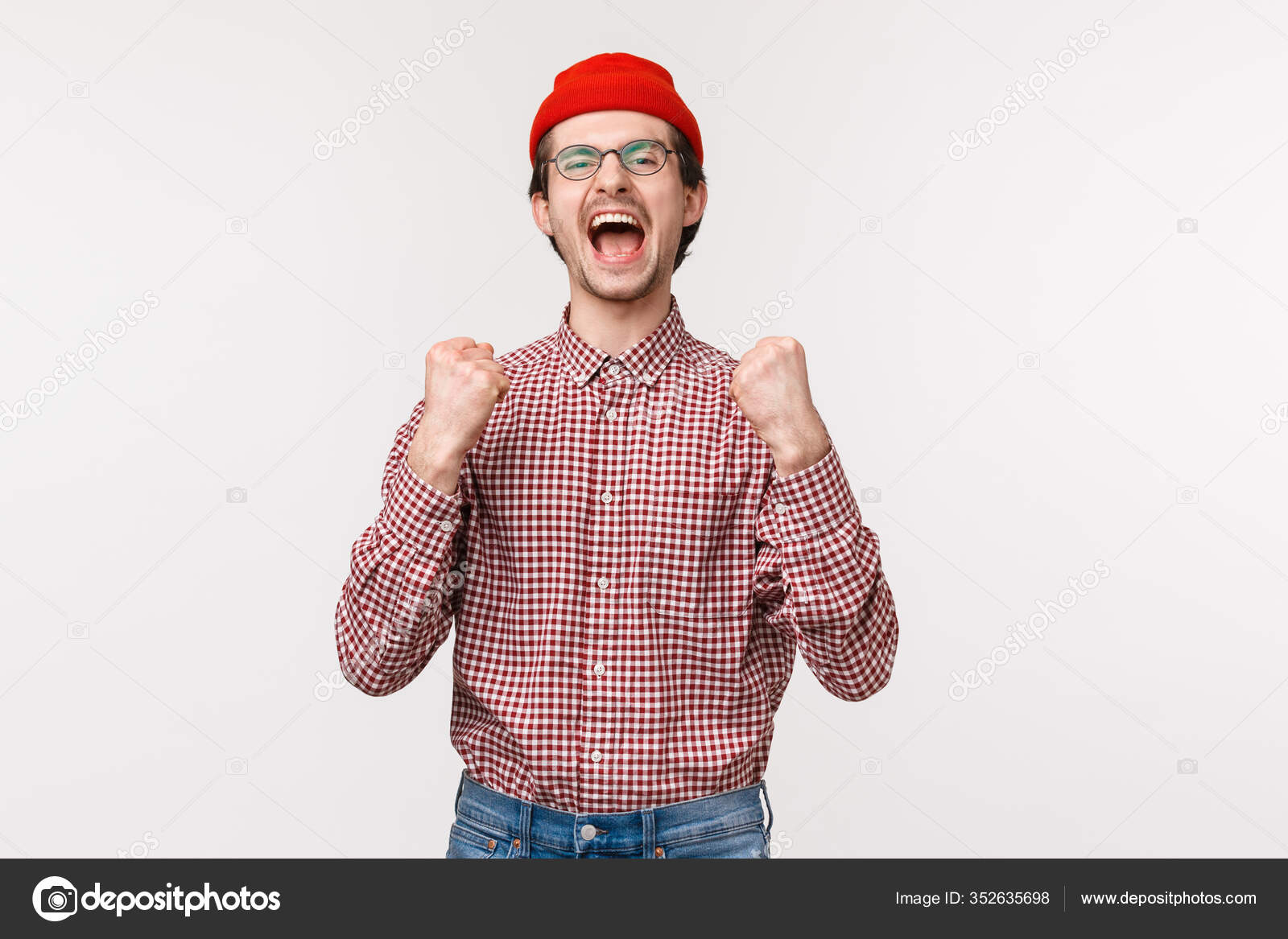 快乐快乐的年轻人的画像下注得奖 根植于观看足球比赛的队伍 欢呼胜利 挥动拳头庆祝胜利 成为冠军 白种人背景 图库照片 C Benzoix