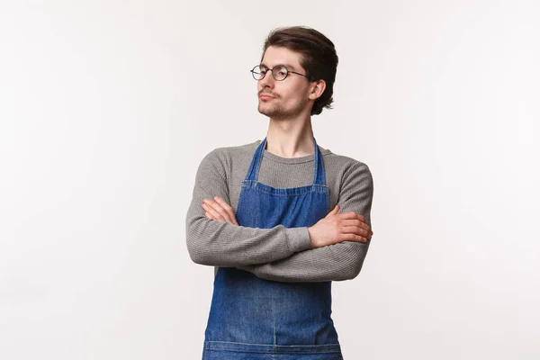 Taille-up portret van ernstig uitziende vastberaden mannelijke restaurant manager kijken naar medewerkers, controle werk, kruis handen over de borst als professionele staren weg, witte achtergrond — Stockfoto