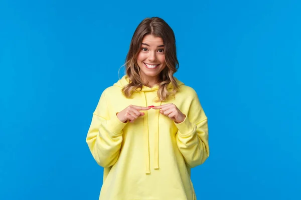 Tímido e bonito linda jovem loira caucasiana menina corar e fazer rosto kawaii para pedir favor, tentando expressar simpatia ou confessar no amor, sorrindo e olhando câmera feliz, fundo azul — Fotografia de Stock