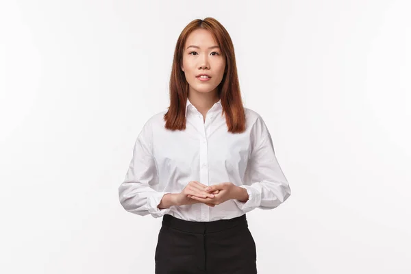 ビジネス、起業家、キャリアの概念。白のシャツとスカートに立って、白の背景に立って、チームにプロジェクトを紹介し、独自の会社を実行しているプロのアジアの若い女性の上司 — ストック写真