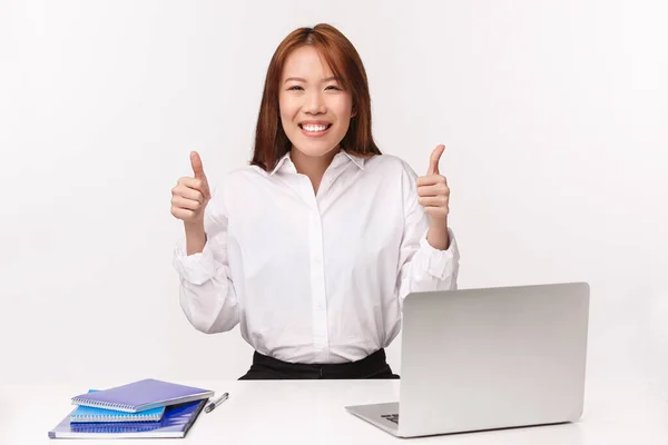 Carrière, travail et femmes entrepreneurs concept. Gros plan portrait de joyeux jeune fille asiatique assurée bureau approuver l'idée, garantir la qualité du service, s'asseoir au bureau avec ordinateur portable et documents — Photo