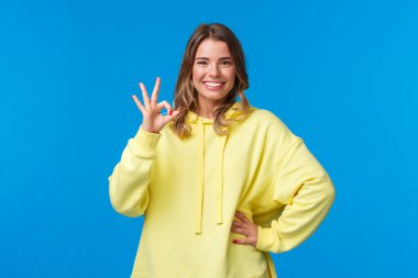 Ürün ya da şirket servisini denemekten memnun kalan mutlu sarışın kız gülümseyecek ve gösterecek. Tamam, iyi bir jest, mükemmel bir film, sorun çıkarmayacak.