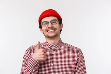 Yakın plan portre memnun genç sakallı adam, onay ya da kabul jesti baş parmağını göster, başını salla, gerçekten iyi bir şey tavsiye et, ziyaret etmeye değer bir yer, beyaz arka plan