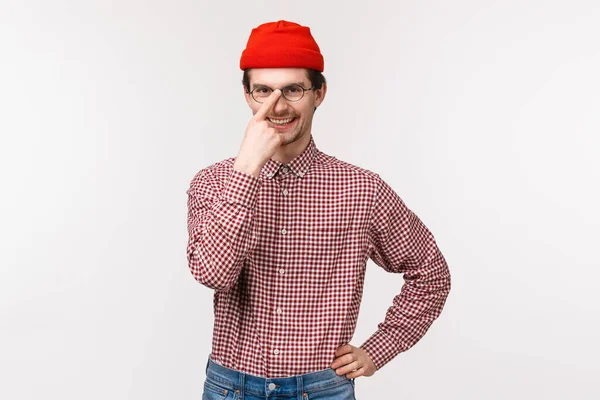 Selbstbewusster und glücklich lächelnder junger Mann weiß, wie man mit Problemen umgeht, hilft Freund Computer zu reparieren, setzt Brille mit zufriedenem Grinsen auf die Nase, weißer Hintergrund — Stockfoto