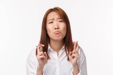 Yakından çekilen, mızmızlanan ve hıçkıra hıçkıra ağlayan Asyalı tatlı kız, umut verici bir şey için yalvaran, yalvaran, şans dileyen, dilek tutarken dua eden, beyaz arka plan üzerinde yalvaran.