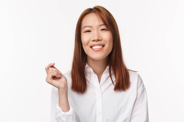 Primer plano retrato femenino sonriente chica asiática en camisa blanca, mirando la cámara alegre y entusiasta, hablando con un amigo, expresar emoción positiva con expresión de la cara alegre, fondo blanco — Foto de Stock