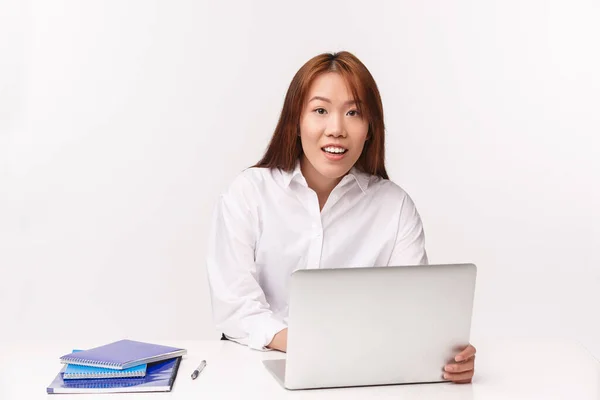 Conceito de carreira, trabalho e mulheres empresárias. Close-up retrato de muito asiático gerente de escritório feminino trabalhando com laptop, olhando para o cliente como escrever informações no computador, fundo branco — Fotografia de Stock