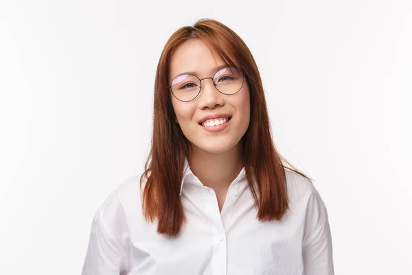 처방된 안경을 쓴 친절하고 명랑 한 아시아 여성 사업가의 근접 사진, 환한 미소, 만족스럽고 태평 한 모습, 흰색 배경을 서 있는 고객을 위한 준비 된 도움의 모습 — 스톡 사진