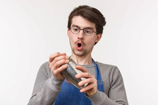 Retrato de cerca de entusiasta empleado joven y dedicado, camarero le gusta hacer bebidas, cóctel agitando en la coctelera con pasión, de pie emocionado fondo blanco — Foto de Stock