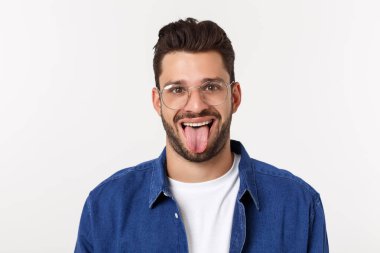 Sıradan yakışıklı bir genç adam kameradan tatmin oluyor..