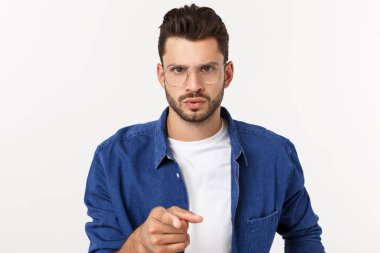 Ciddi patronluk taslayan ya da kameraya bakan bir iş adamı. Beyaz stüdyo arka planında izole edilmiş..