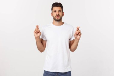 Hayal kırıklığına uğramış sakallı, beyaz arka planda tişörtlü bir gencin yakın portresi..