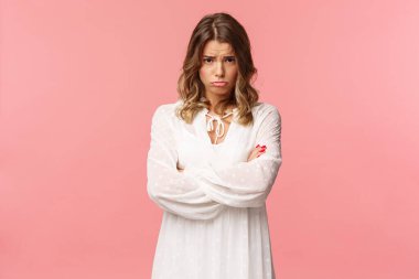 Kasvetli ve gücendirilmiş aptal sarışın kız arkadaşın portresi dikkat çekmeye çalışıyor, somurtuyor ve alnının altından yalvaran gözlerle bakmaya çalışıyor, umut dolu bir ifade, kıskanç ya da üzgün hissediyor.