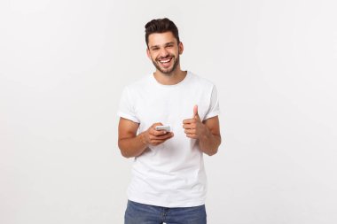 Akıllı telefonu ve gri arka planı olan mutlu sıradan bir adam.