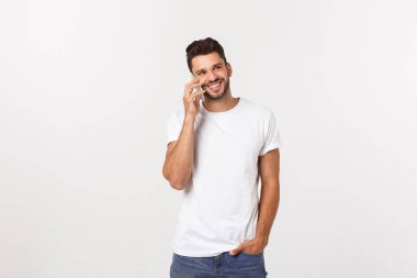 gülümseyen adam beyaz zemin üzerine izole bir cep telefonunda bahsediyoruz.