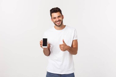 İş, başarı ve teknoloji konsepti, iş adamının boş ekranlı akıllı telefonu göstermesi ve beyaz ekranda izole edilmiş alanı kopyalaması.