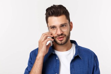 gülümseyen adam beyaz zemin üzerine izole bir cep telefonunda bahsediyoruz.