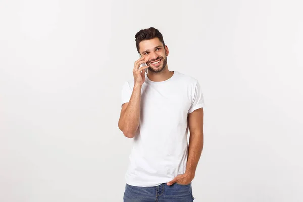 Glimlachende man praten op een mobiele telefoon geïsoleerd op witte achtergrond. — Stockfoto