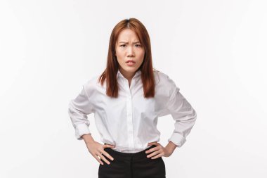 Hayal kırıklığına uğramış ve katı Asyalı bir kadının portresi el ele tutuşup öne doğru eğiliyor, kaşlarını çatarak bakıyor, kaba olmakla suçluyor, itaatsiz bir çalışanı azarlıyor, beyaz bir geçmişi var.