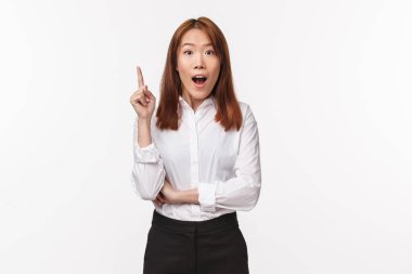 Yaratıcı ve zeki genç iş kadınının portresi, Asyalı bayanın harika bir fikri var, çözümü buldu, Eureka jestinde parmağını kaldırdı ve planını yüksek sesle söyledi, takım yemeği, beyaz arka plan