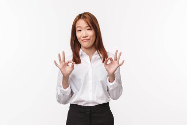 Fena değildi. Asyalı seçici kadın patron ona ürün hakkında geri bildirim veriyor, iyi ama en iyisi değil, iyi niyet göstergesi olarak ve onaylanmış sırıtarak, tatmin olmuş bir şekilde başını sallıyor, ya da normal bir şey gibi.