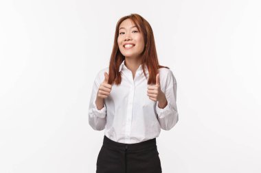 İyi iş çıkardın, harika gidiyorsun tatlım. Neşeli ve cesaretlendirici Asyalı kız kişi için tezahürat yapıyor, onaylamak için parmağını kaldırıyor ve gülümsüyor, olumlu cevap veriyor, katılıyor ya da iyi bir şey gibi.