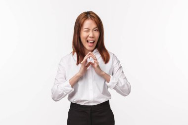 Zeki ve yaratıcı Asyalı kadın menajerin portresi, şeytani bir planı var, deha gibi çan kulesi parmakları ve sinsi gülümseme, entrika, mükemmel bir fikir, beyaz arka plan