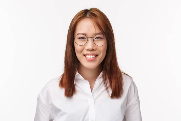 Yakın plan portre başarılı gözlüklü Asyalı kadın, kameraya bakıyor, mutlu duygular gösteriyor, arkadaş canlısı tavırlar takınıyor, kibar müşteri destekleyici ofis hanımının yüzü, beyaz arka plan — Stok fotoğraf