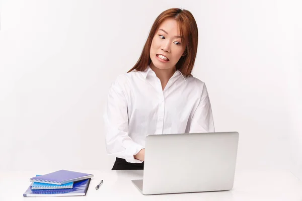 キャリア、仕事、女性起業家の概念。ハードウォーキング圧力と緊張したアジアの女性高速タイピングプロジェクトのクローズアップ肖像ノートパソコン上での締め切り前に報告書を送信するために急いで — ストック写真