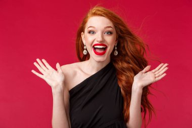 Makyaj, güzellik ve kadın konsepti. Muhteşem kızıl saçlı kadının yakın plan portresi. Partisinde birini gördüğüne sevindi. El çırptı, şaşırdı ve memnun oldu.