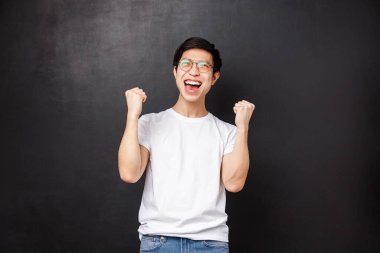 Adam barda maç izlerken takımı destekliyor. Memnun Asyalı spor fanatiği tezahürat yapıyor, zaferi kutluyor, takım gol attı, yumruk tokuşturdu ve mutluluktan kahkaha attı, zafer kazandı.