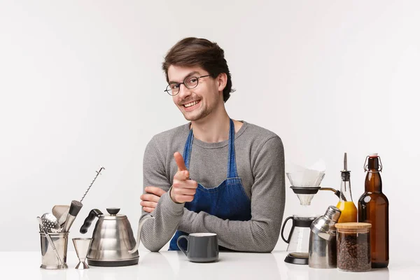 Barista, trabajador de cafetería y camarero concepto. Retrato de empleado masculino caucásico descarado invitando al cliente a beber, preparar café, enseñar a los recién llegados cómo hacer cappuccino, fondo blanco — Foto de Stock