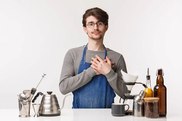 Barista, trabajador de cafetería y camarero concepto. Tocado y complacido chico caucásico en delantal café de trabajo, corazón tacto y suspiro mirando a su alma gemela entrar en la tienda, haciendo café, fondo blanco — Foto de Stock