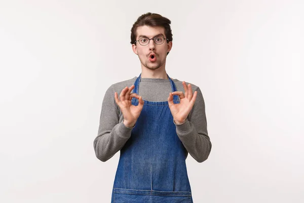 Portret van knappe jonge mannelijke werknemer aan te bevelen geweldige nieuwe koffie smaak, advies klant probeer filter chemex drank, toon oke tekenen en garanderen dat je het leuk vindt, witte achtergrond — Stockfoto