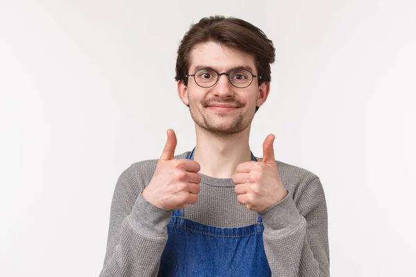 Close-up retrato de alegre entusiasta empregado masculino concorda com colega de trabalho, mostrar polegar-se e sorrindo satisfeito, dar aprovação, garantir a melhor qualidade de café, stand fundo branco — Fotografia de Stock