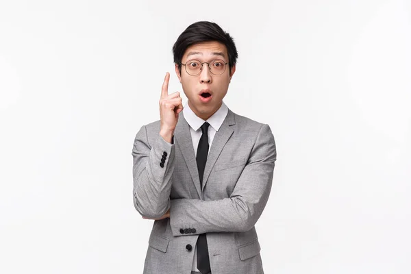 Midja upp porträtt av glada kreativa och smarta asiatiska manliga kontorschef, teammedlem eller affärsman har idé, förslag lösning eller plan, höja pekfingret eureka tecken, ser förvånad — Stockfoto