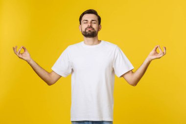 Yoga ve meditasyon konsepti. Yoğunlaşmış rahat bir adam, gözleri kapalı, meditasyon yaparken dinleniyor..