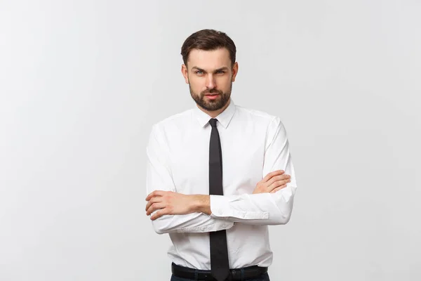 Portret van een zelfverzekerde jonge zakenman met kruisende armen op witte achtergrond — Stockfoto