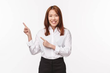 Resmi giyinmiş kibar Asyalı kadın portresi, yağlı parmaklar sol üst köşede ve gülümseyen kamera, buraya tıkla, katılmaya davet et kampanyayı, çıkış reklamını, ayakta duran beyaz arka plan