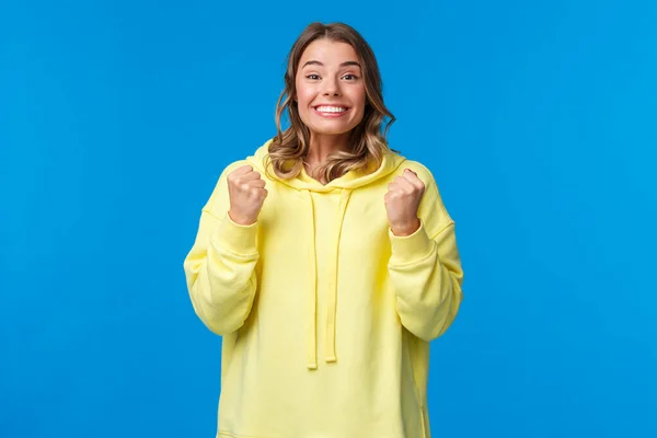 Optimistische und hoffnungsvolle süße blonde Mädchen ermutigen Person sein Bestes zu tun, die Fäuste zu ballen und mit strahlendem Lächeln zu jubeln, Spiel im Fernsehen anzusehen, während des Spiels zu wurzeln, über den Gewinn zu triumphieren — Stockfoto