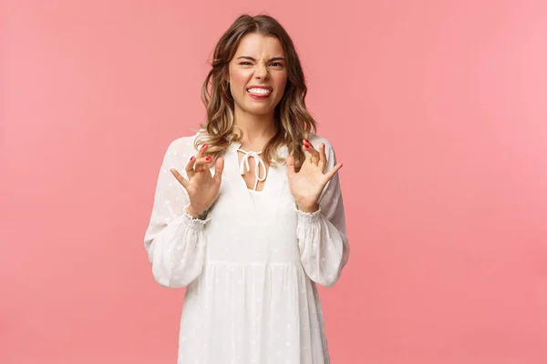 Retrato de niña se encogen como amigo que dice horrible historia repugnante de su cita con el chico, mostrar la lengua mueca y presionar las manos al cuerpo como sensación de malestar y aversión, de pie fondo rosa — Foto de Stock