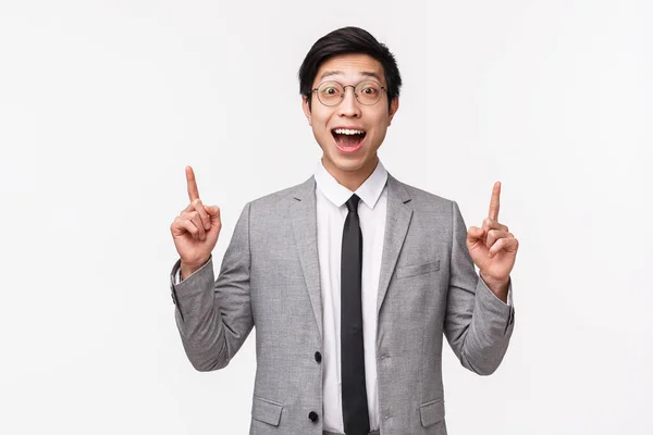 유쾌하고 열정적으로 잘 생긴 젊은 아시아 남성 사업가, 회사 근로자 감동적 인 표정에 놀라서 손가락을 치켜들고, 하얀 배경을 가진 — 스톡 사진