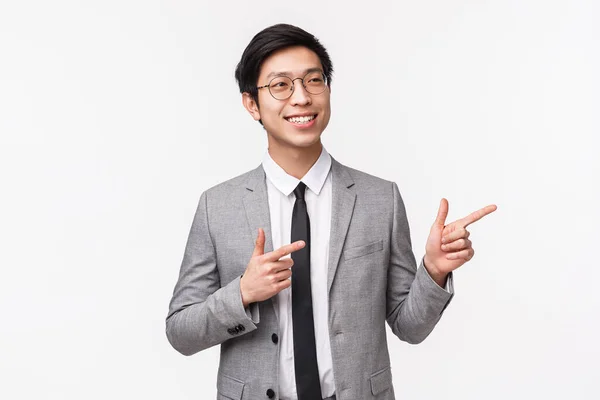 성공적 이고 직업적 인 아시아 남성 사업가의 웨이스트 업 초상화 회색 양복의 사무실 서기, 차트에서 유쾌 한 숫자를 보고, 지적하고 기쁘게 프레젠테이션을 보여 주고, 올바른 광고를 보여 주는 — 스톡 사진