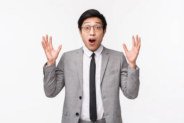 Midja upp porträtt av glada och glada unga asiatiska affärsman berättar otrolig fantastisk historia, skakar hand imponerade, prata med kameran med spänning och entusiasm, vit bakgrund — Stockfoto