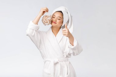 Asyalı kadın duştan memnun. Stüdyo konsepti