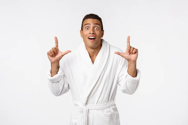 Afro-americano cara vestindo um roupão apontando dedo com surpresa e feliz emoção. Isolado sobre fundo whtie . — Fotografia de Stock