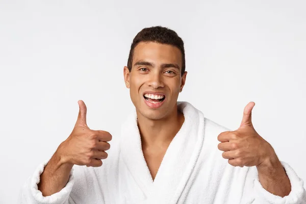 Retrato de feliz afro-americano bonito homem rindo e mostrando polegar até gesto . — Fotografia de Stock