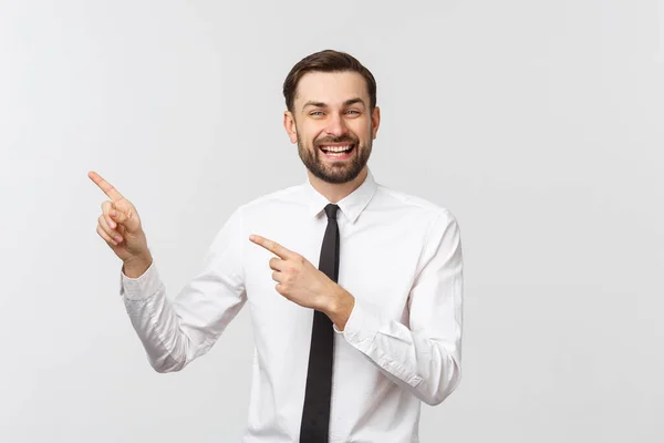 Jonge knappe zakenman wijst naar iets met een vinger. geïsoleerd op wit — Stockfoto