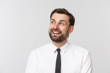 Genç mutlu iş adamının portresi, beyaz arka planda izole edilmiş.