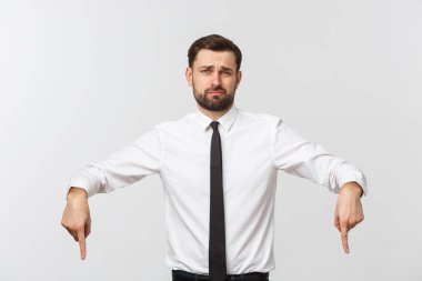 Sakallı ciddi iş adamı seni işaret ediyor. Gri stüdyo arka planında izole edilmiş.